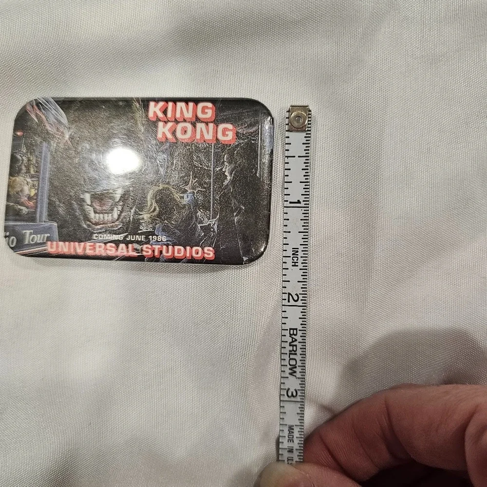 1986 UNIVERSAL STUDIOS King Kong Ride Button Islands of Adventure PROMO PIN vtg